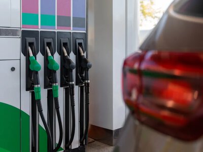 У росії виник дефіцит бензину: водії масово їдуть за пальним до Китаю та Казахстану 