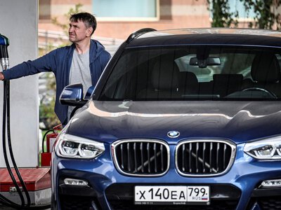 Росіянам запропонували заправлятися в Китаї: через дефіцит бензину авто возять через кордон