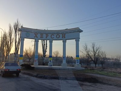 У Херсоні росіяни били дронами по цивільних авто і тролейбусу – є загиблі й поранені