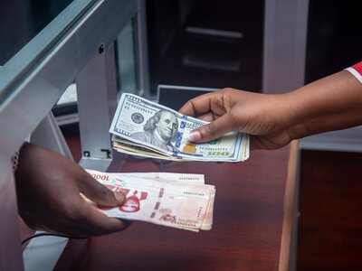 Старі долари відмовляються міняти: що робити, якщо не беруть купюри 1996–2006 років