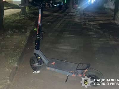 У Хмельницькому 13-річний хлопець на електросамокаті збив 53-річну пішохідку: жінка отримала переломи обох рук