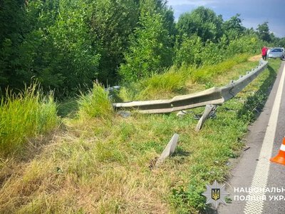 Під Полтавою автівка влетіла у відбійник: постраждали дитина та водій