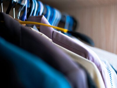 Міль більше не зіпсує одяг: експерти назвали прості способи захистити шафу