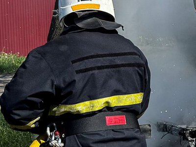 Чоловік помітив дим з-під капота автомобіля і негайно викликав пожежників — PMG.ua