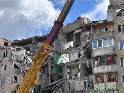 Рятувальники продовжують розбирати завали на місці влучання у будинок в Подільському районі Києва (ФОТО)