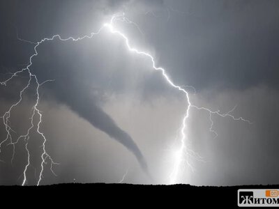 На Житомирщині оголосили жовтий рівень через грозу