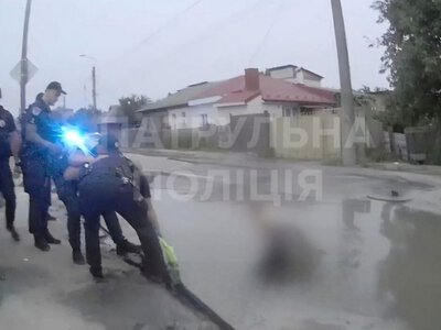 У Чернігові чоловік на мопеді провалився в колектор посеред вулиці (Фото, Відео)