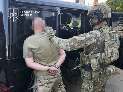 На Харківщині трьох військовослужбовців підозрюють у спробі продажу вантажівки зброї та тони вибухівки (відео, фото)