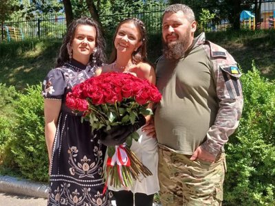 Щемливе відео: боєць ЗСУ розчулив мережу сюрпризом на випускному доньки