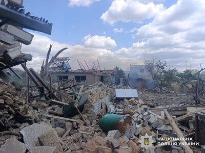 Поліція показала наслідки авіаудару по передмістю Херсона: 6 поранених
