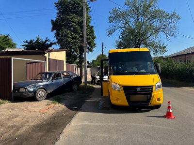 У Полтаві водій легковика протаранив маршрутку та влетів у паркан