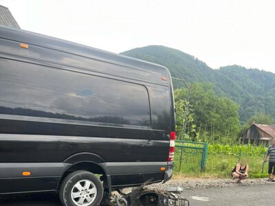 Мотоцикліст в’їхав в автобус: на Тячівщині чоловіка доставили до лікарні