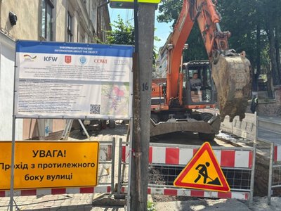 На вулиці Вірменській у Чернівцях тривають роботи з будівництва водопровідної камери
