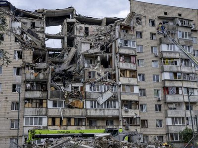 У Києві зросла кількість жертв російської атаки: з-під завалів деблокували тіло чоловіка
