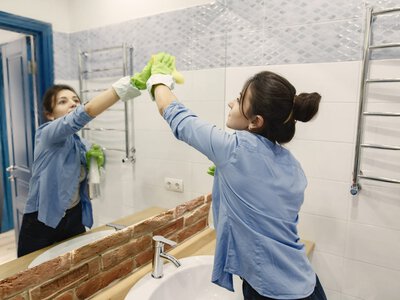 Як помити дзеркало до блиску: переваги використання газетного паперу