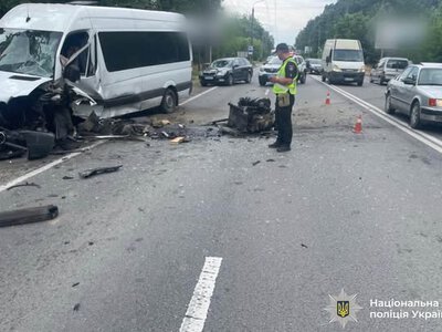 Поліція розпочала розслідування масштабної аварії на Прикарпатті, в якій травмувалися 16 пасажирів маршрутки та двоє водіїв