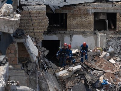 Кількість загиблих у Києві зросла до 15: з-під завалів у Подільському районі дістали ще два тіла (ФОТО, ВІДЕО)