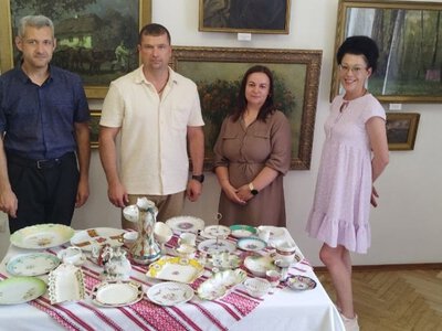 Художній музей Вінниці отримав унікальну колекцію вінтажного десертного посуду від меценатки з Канади