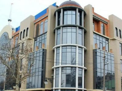 Росіяни розбомбили ТРЦ «Суворовський» в історичному центрі Херсона