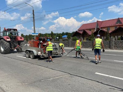 На Прикарпатті триває ремонт доріг: де працюватиме спецтехніка