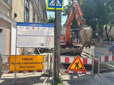У Чернівцях на вулиці Вірменській будують водопровідну камеру: рух транспорту частково обмежили