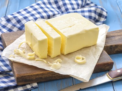 Вершкове масло дешевшає, але його не купують, а довго зберігати нема де. Що буде далі