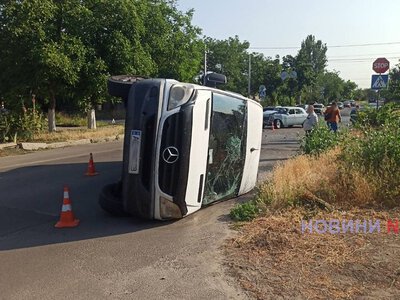 У Миколаєві «Волга» перевернула «Мерседес»: постраждала пасажирка, рух заблокований