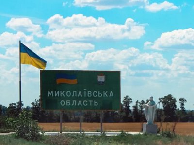 Ворог масовано бив по Миколаївщині: троє поранених, пошкоджені будинки й склади
