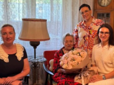 У 100 років зберігає оптимізм: в Одесі привітали лікарку-довгожительку