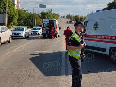 На Дніпропетровщині 17-річна дівчина тричі на день потрапила у ДТП: її збили на місці аварії, потім швидка з нею зіткнулася з авто