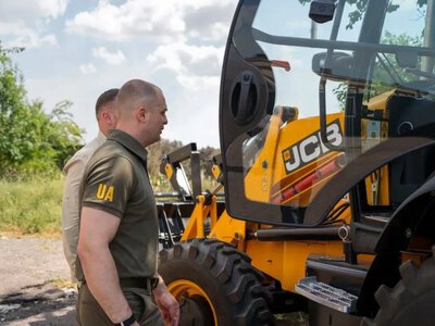 Херсон отримав екскаватор-навантажувач JCB від GIZ для відновлення
