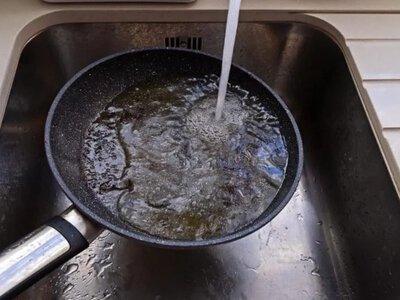 Зіпсуєте покриття сковорідки назавжди: ось якою водою її не можна мити