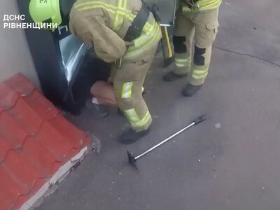 Дівчину зачинило в поштоматі у Рівному: рятувальникам довелося відкривати комірку (ВІДЕО)