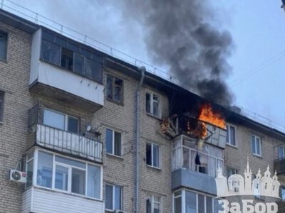 У Запоріжжі російський дрон влучив у багатоповерхівку: сталася пожежа (відео)
