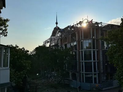 Росіяни вдарили двома КАБами по ТРЦ Суворовський у Херсоні