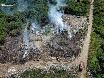 У Підволочиську не можуть загасити масштабну пожежу на сміттєзвалищі вже третій день (фото)