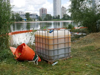 Загрози для Дніпра немає: у Києві продовжують ліквідовувати забруднення озера Кирилівського