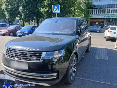 За тиждень у Рівному винесли понад 600 постанов за неправильне паркування