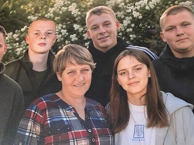 Жінка втратила двох синів на війні. І купила для фронту вісім машин
