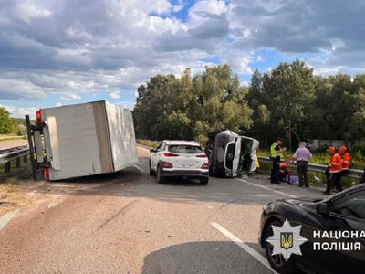 На Обухівщині мікроавтобус врізався в автомобіль дорожньої служби