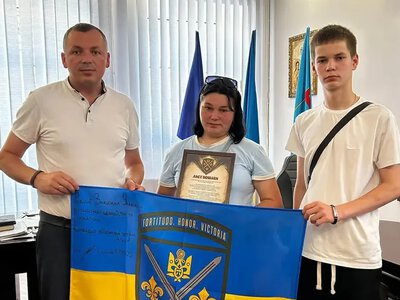 У Кременці родині воїна Олександра Придатка передали бойовий стяг його підрозділу