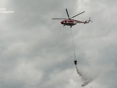 У Вишневому триває ліквідація наслідків ворожої атаки, для гасіння вогню залучили гелікоптер