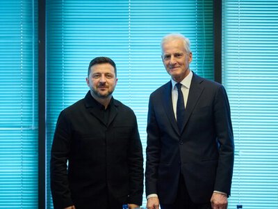 Прем'єр Норвегії повторив жест уболівальників веслування вікінгів на зустрічі з Зеленським