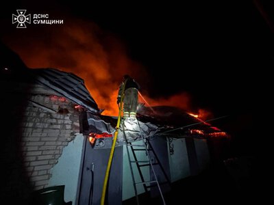 Після ворожої атаки у Шосткинській громаді спалахнула пожежа в приватному секторі + Фото