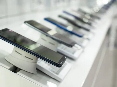 Недорогі, але якісні: експерти назвали три смартфони, які варто придбати у 2026