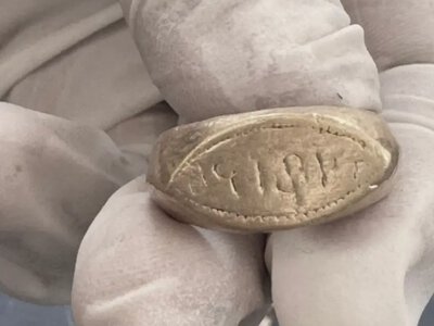 Вчені знайшли золоті кільця віком 2 тисячі років: одне приховувало давній напис