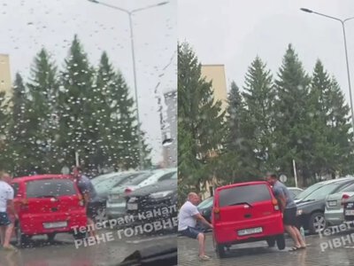 Курйоз у Рівному: чоловіки руками переставили чуже авто, яке заблокувало проїзд (ВІДЕО) 