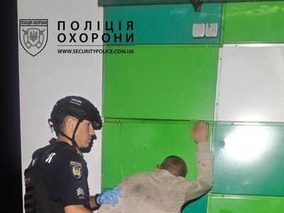 У Черкасах поліція затримала хулігана, який розтрощив двері супермаркету та намагався втекти