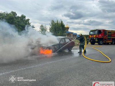 Водійка встигла викликати 101: на Житомирщині просто в дорозі зайнявся автомобіль