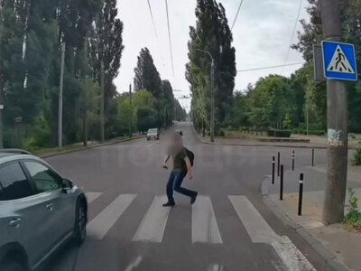 У Рівному оштрафували водійку, яка не пропустила пішохода на «зебрі» (ВІДЕО)